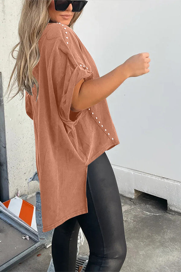 CAMISETA EXTRA GRANDE CON TACHUELAS, MANGA ENROLLADA Y LAVADA