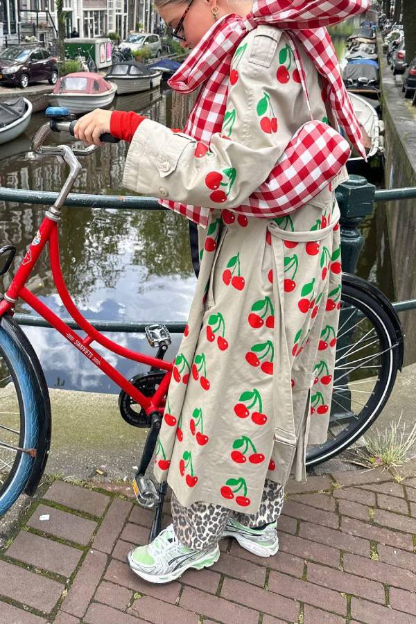 Abrigo largo con estampado de frutas de moda, gabardina color cereza 