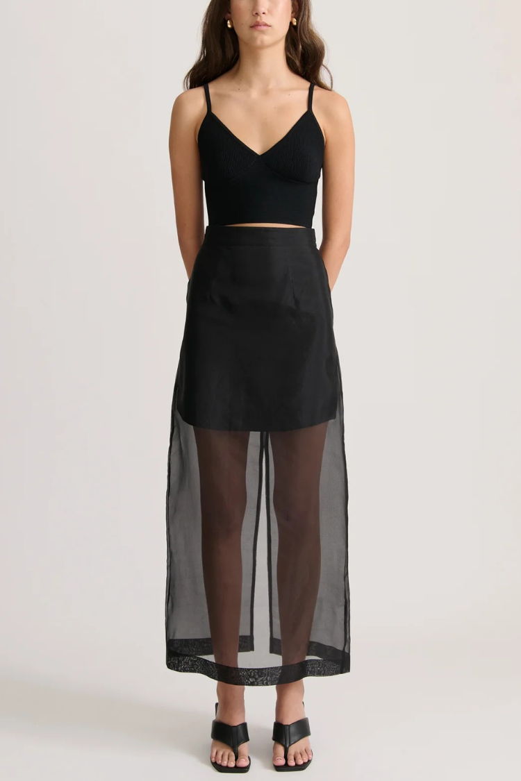 Conjunto moderno de camiseta extragrande con bolsillos de organza transparente y falda midi con abertura y tiro alto