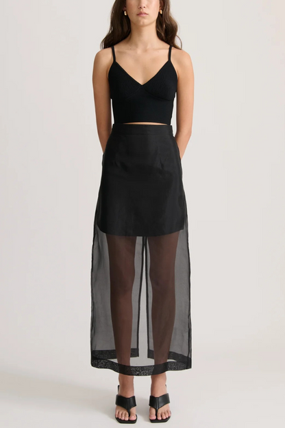 Conjunto moderno de camiseta extragrande con bolsillos de organza transparente y falda midi con abertura y tiro alto