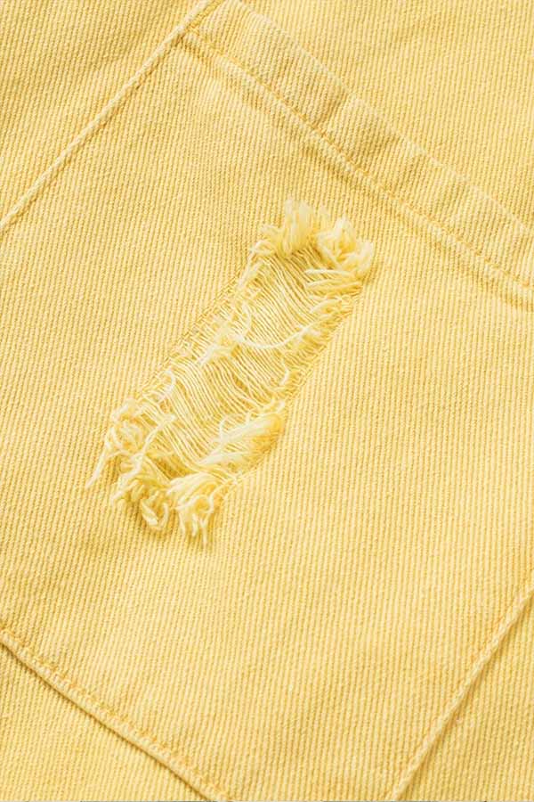 Chaqueta vaquera desgastada con dobladillo sin rematar y bolsillos en el pecho