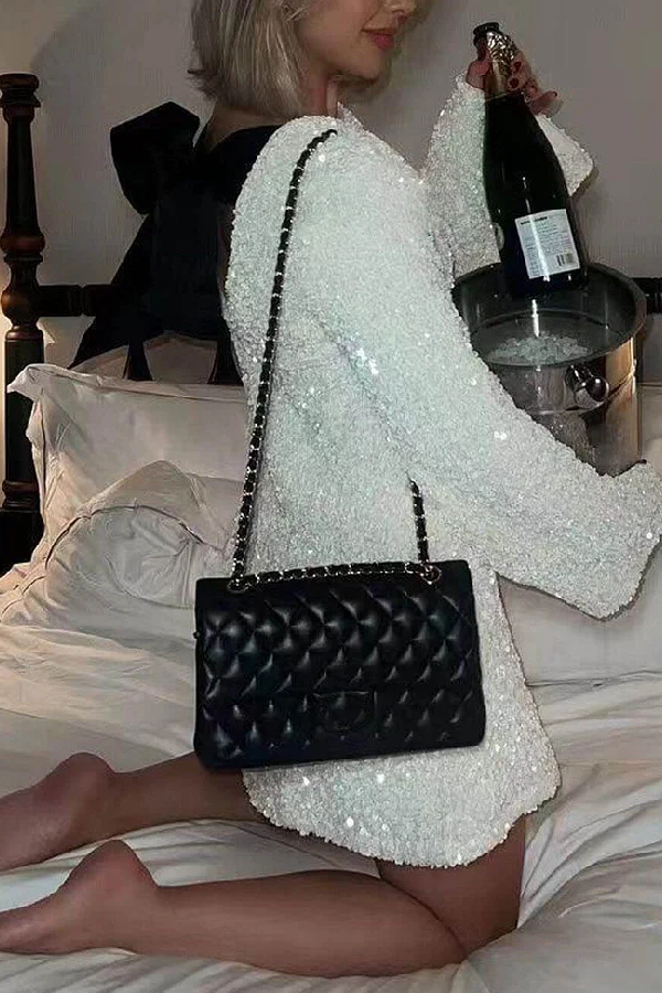 Vestido corto con lentejuelas y cordones
