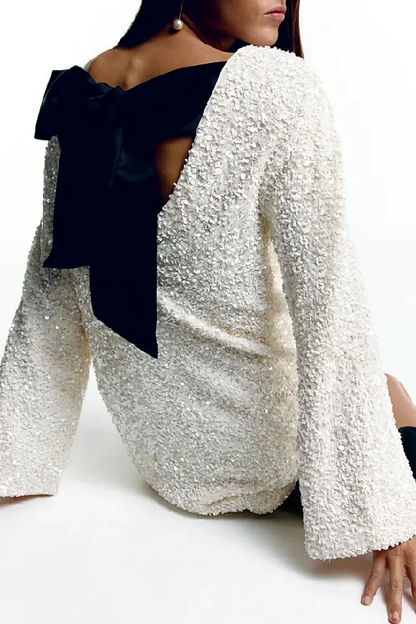 Vestido corto con lentejuelas y cordones