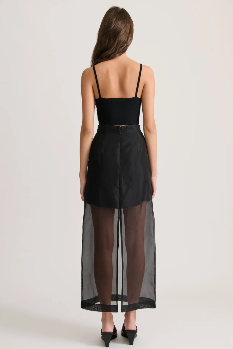 Conjunto moderno de camiseta extragrande con bolsillos de organza transparente y falda midi con abertura y tiro alto