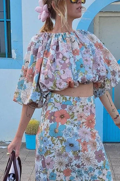 Conjunto de dos piezas de top y falda con estampado floral navideño