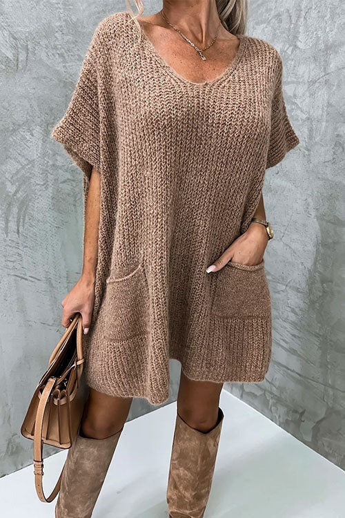Suéter tipo poncho extragrande con cuello en V, mangas cortas y bolsillos de Margovil 