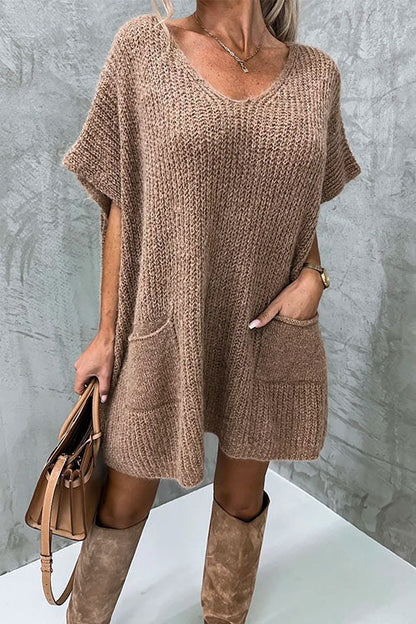 Suéter tipo poncho extragrande con cuello en V, mangas cortas y bolsillos de Margovil 