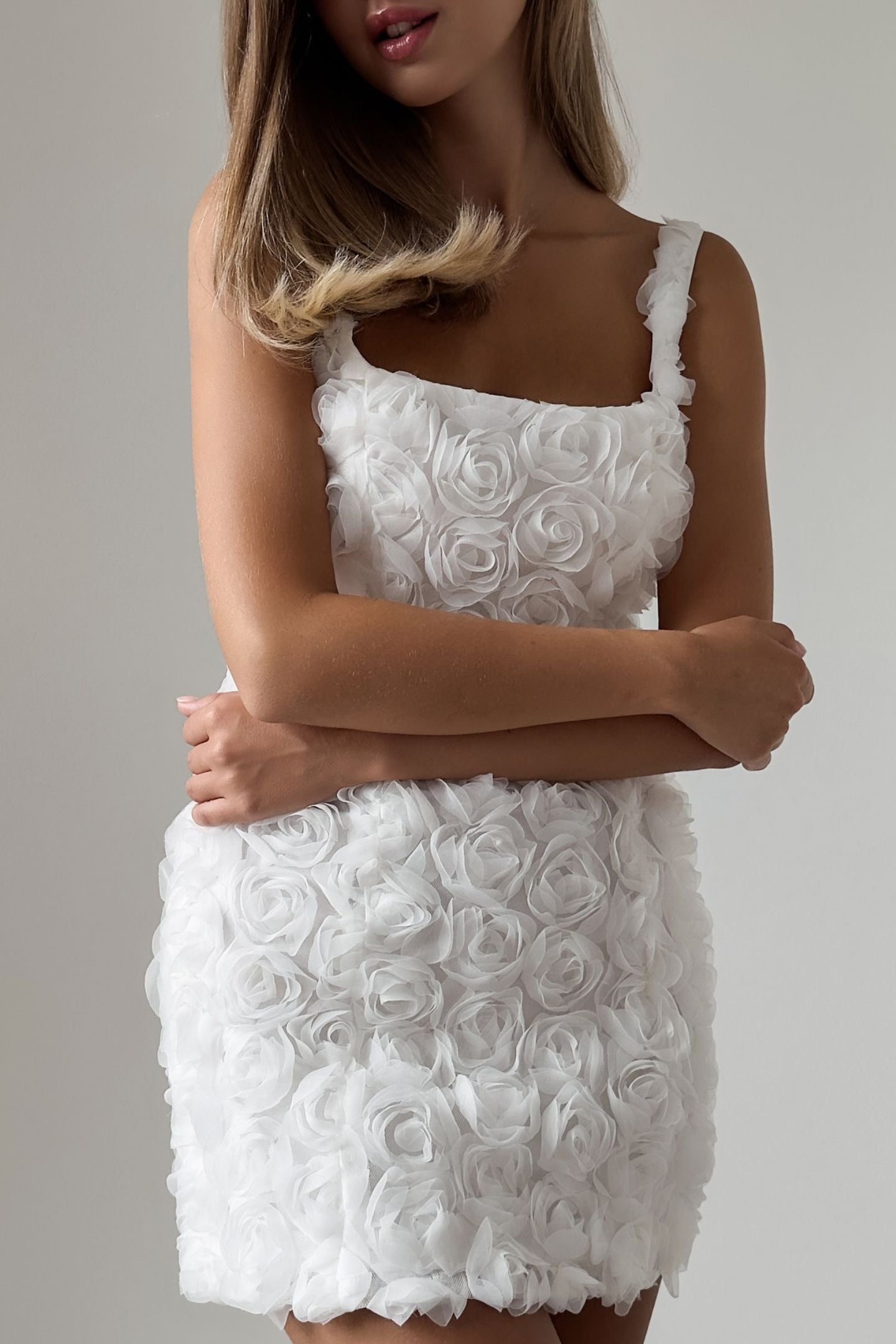 Vestido mini con encaje y apliques florales Doris