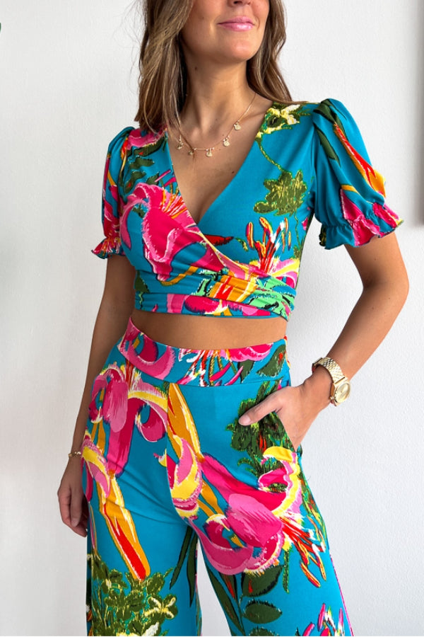 Conjunto de top corto con cuello en V y mangas cortas con estampado floral, cintura elástica y pantalones de pierna ancha 