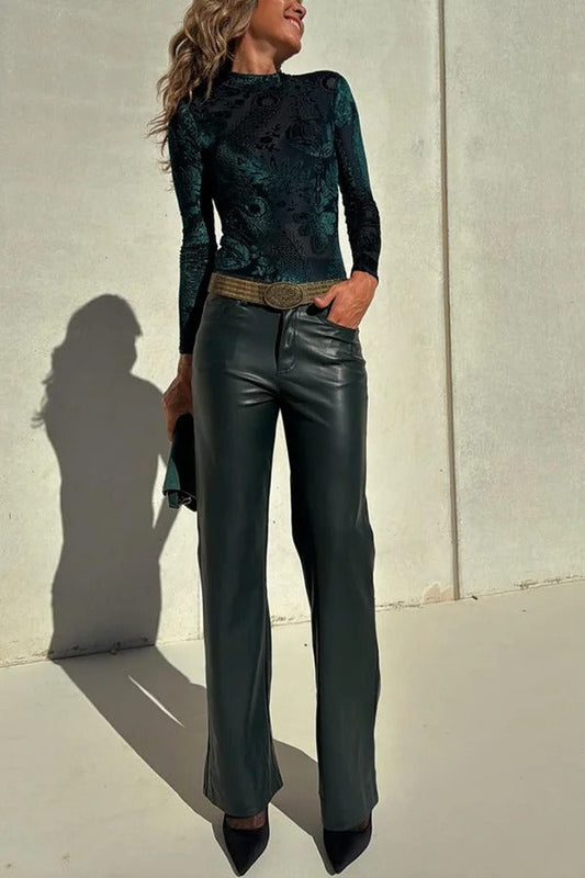 Pantalones rectos elásticos de piel sintética con bolsillos y estilo