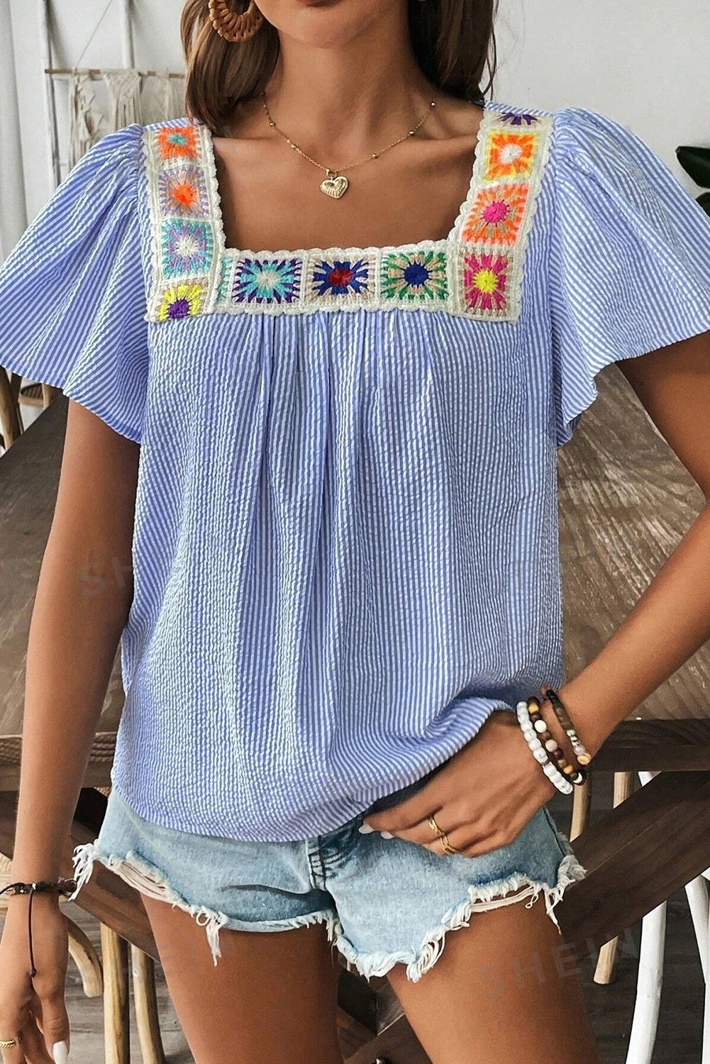 Blusa bohemia con apliques de crochet y rayas azul cielo