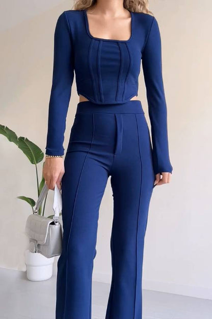 Elegante traje de dos piezas con cuello en U