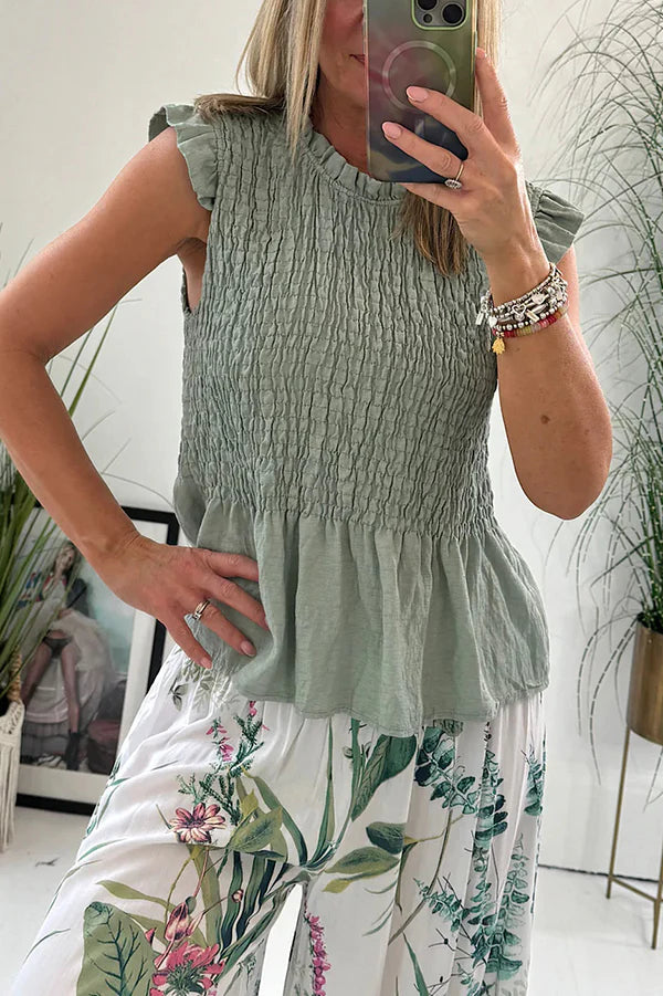 Blusa encantadora de mezcla de lino con mangas con volantes y detalle fruncido
