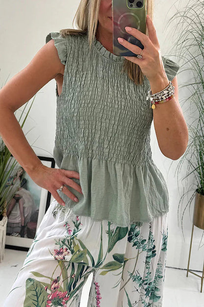 Blusa encantadora de mezcla de lino con mangas con volantes y detalle fruncido