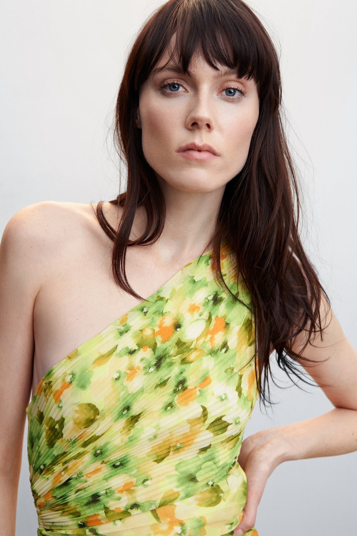 Vestido largo de un solo hombro con estampado floral Riva 