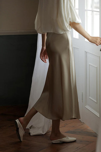 Elegante falda midi de satén con cintura alta