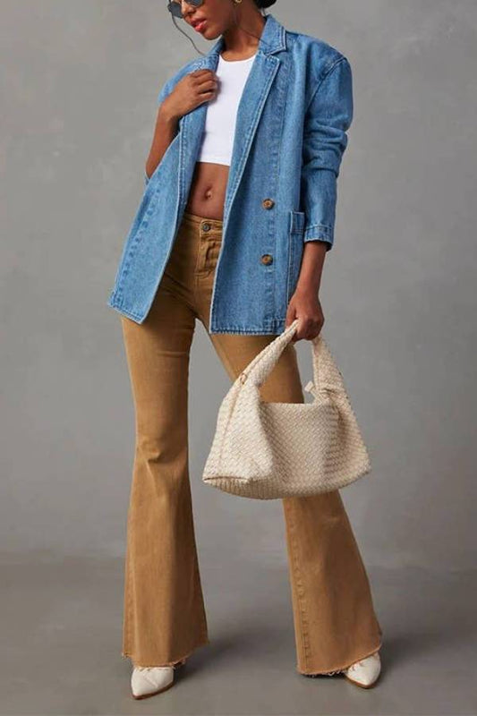 Blazer de mezclilla con solapa con muesca, botones y bolsillos delanteros