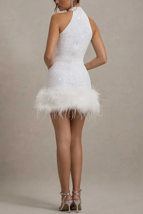 Minivestido elástico deslumbrante y divertido con cuello alto, lentejuelas y ribete de plumas