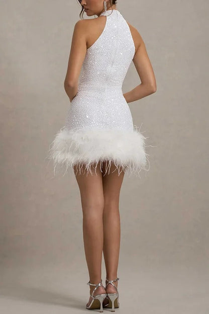 Minivestido elástico deslumbrante y divertido con cuello alto, lentejuelas y ribete de plumas