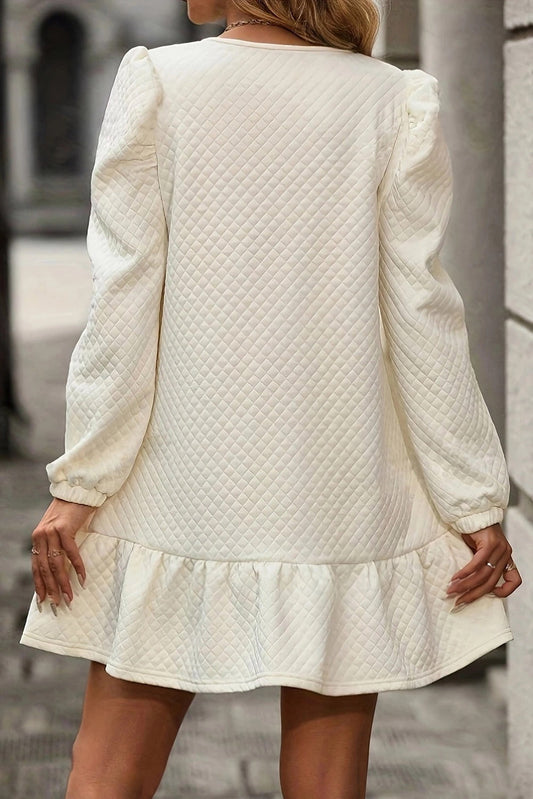 Minivestido blanco con volantes en el dobladillo y textura de cuadrícula 
