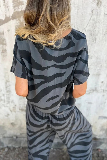 Conjunto de top con cuello en V, manga corta, cordones y pantalones rectos con cintura elástica y bolsillo. 