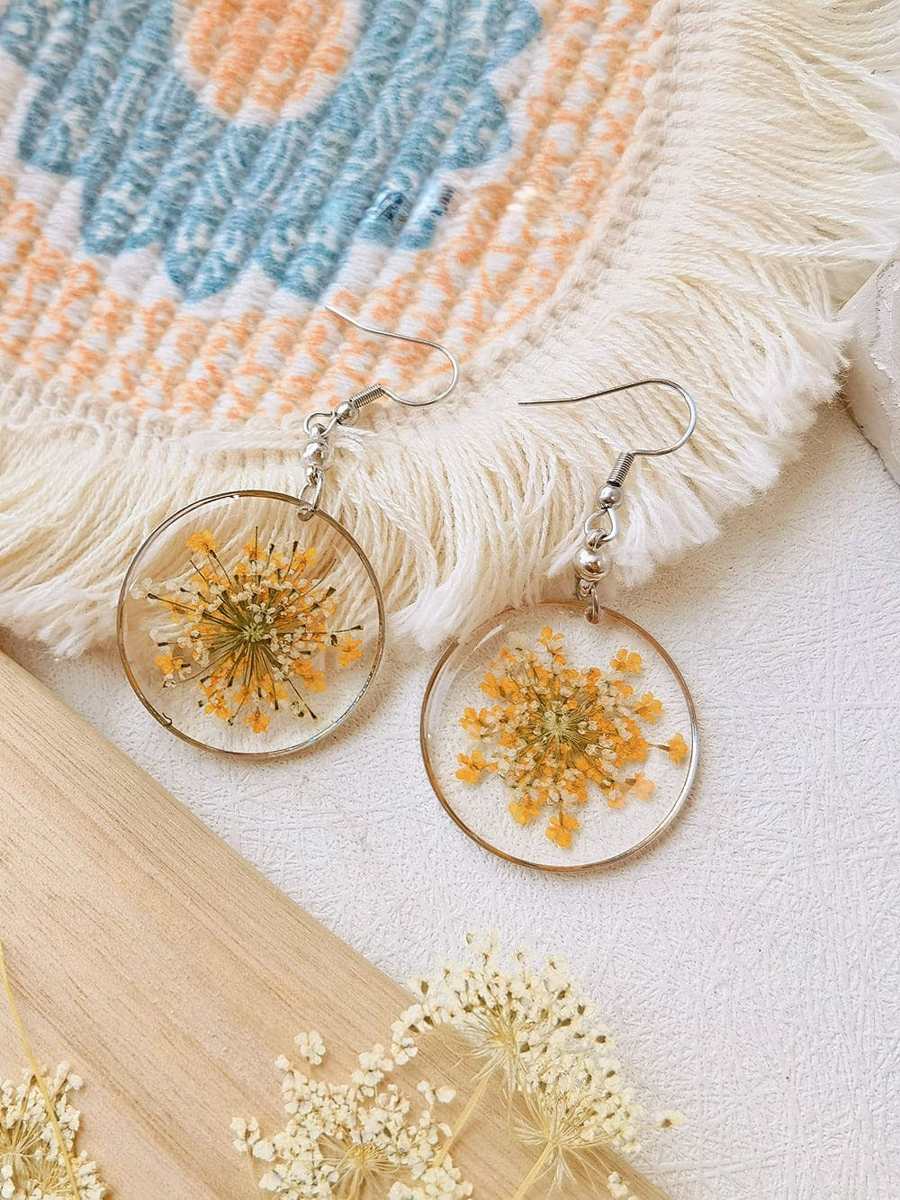 Pendientes de flores prensadas de resina con encaje de la reina Ana "No me olvides" 