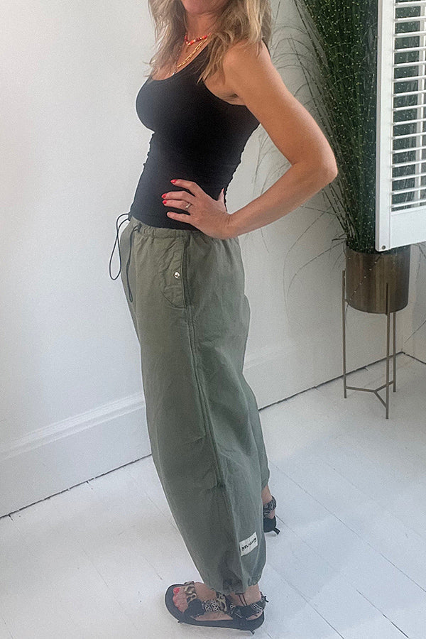 Pantalones cargo con bolsillos y cintura elástica con cordón de estilo urbano
