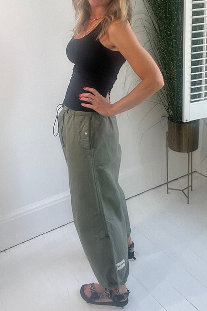 Pantalones cargo con bolsillos y cintura elástica con cordón de estilo urbano