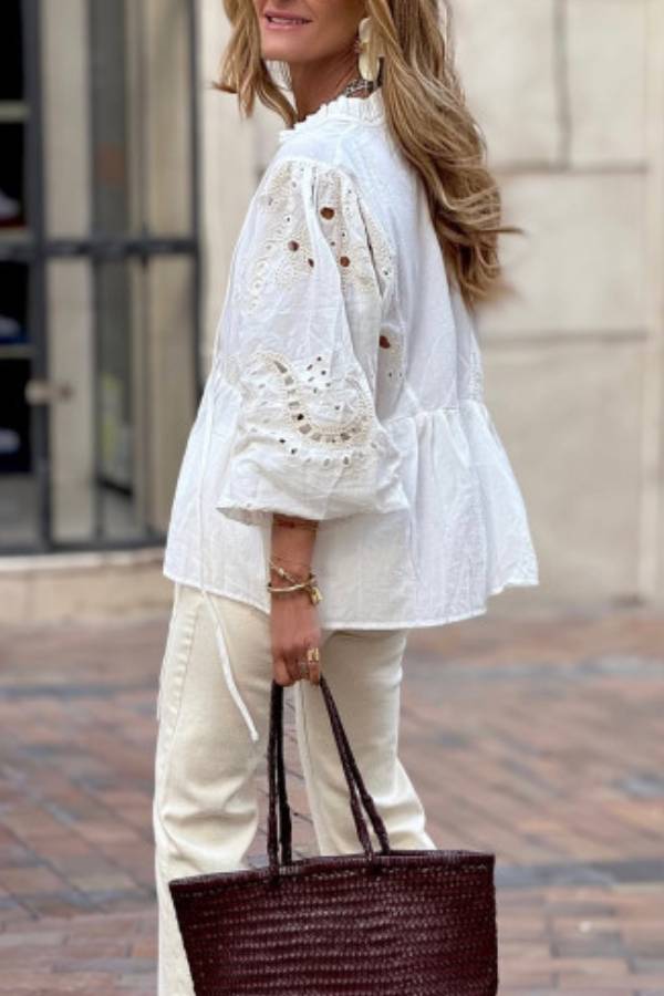 Blusa blanca con escote en pico y mangas caladas