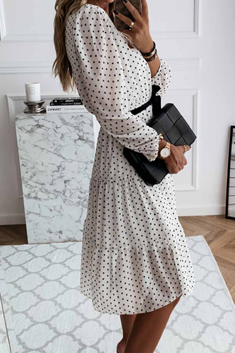 Elegante vestido midi con cuello redondo y lazo y estampado de lunares