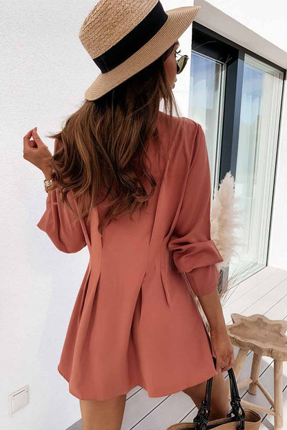 Vestido mini de manga larga con botones y cuello en V