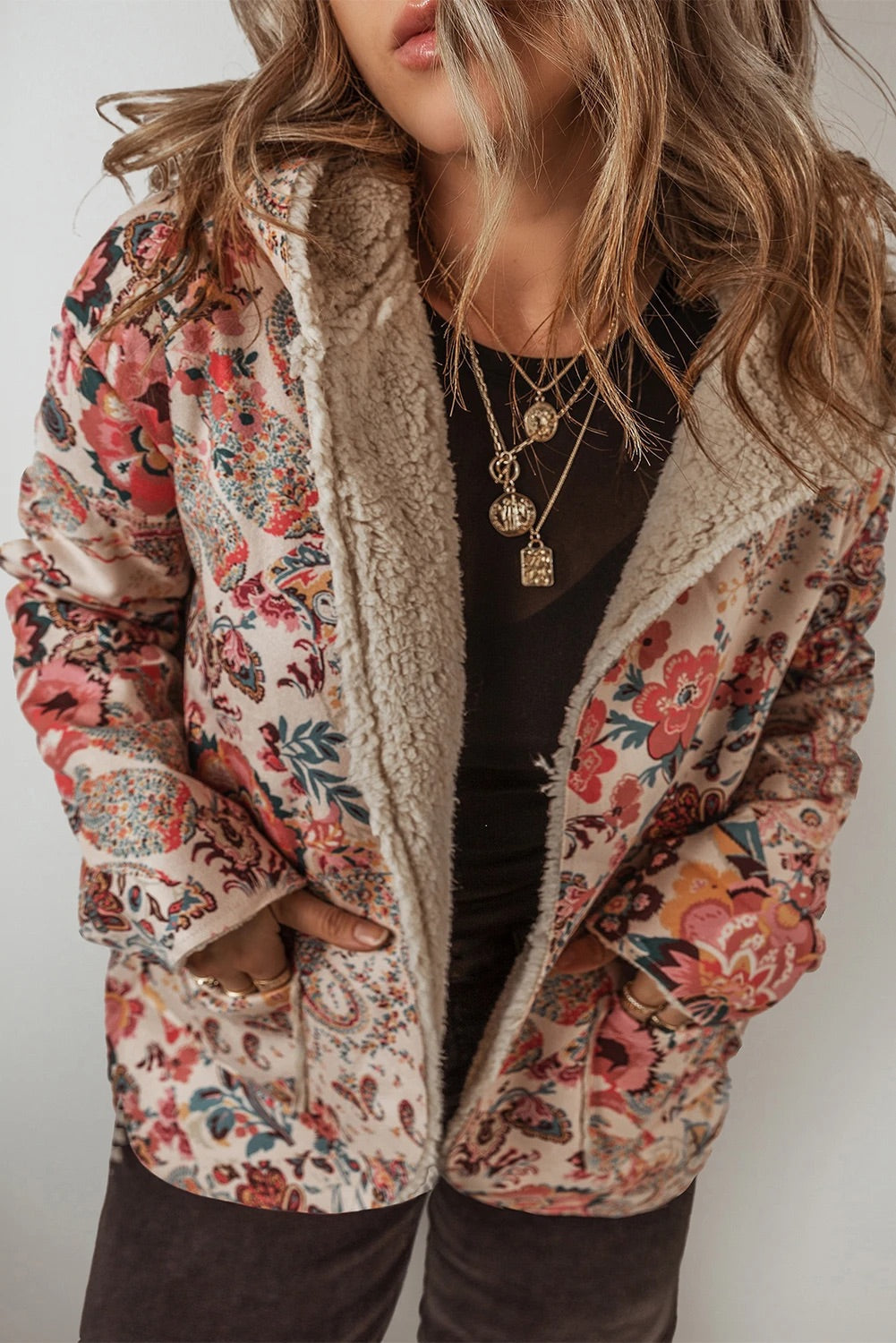 Chaqueta con capucha y forro de sherpa con estampado floral vintage de cachemira en beige