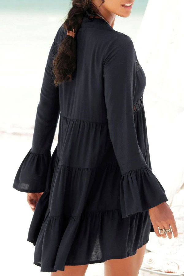 Vestido mini de encaje con mangas acampanadas y aberturas para vacaciones
