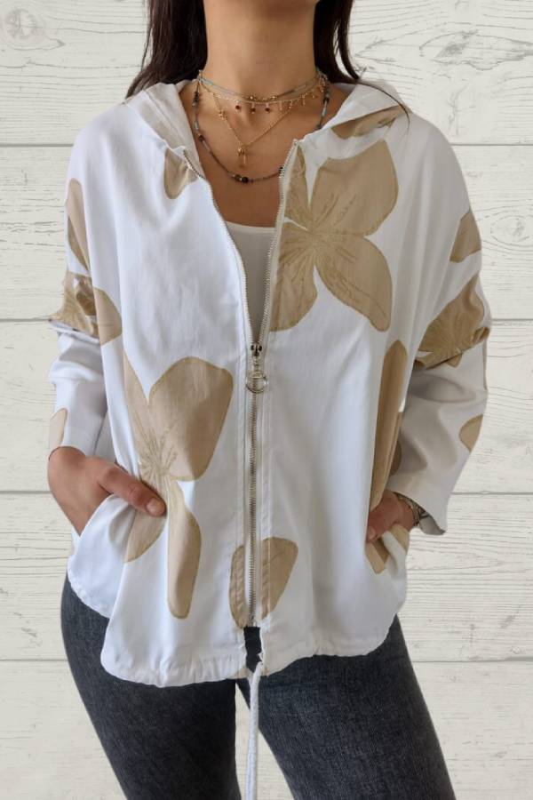 Chaqueta blanca con estampado de pétalos marrones