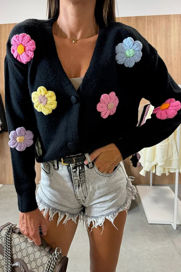 Cárdigan holgado con botones y flores dimensionales de colores de Ezro Knit 