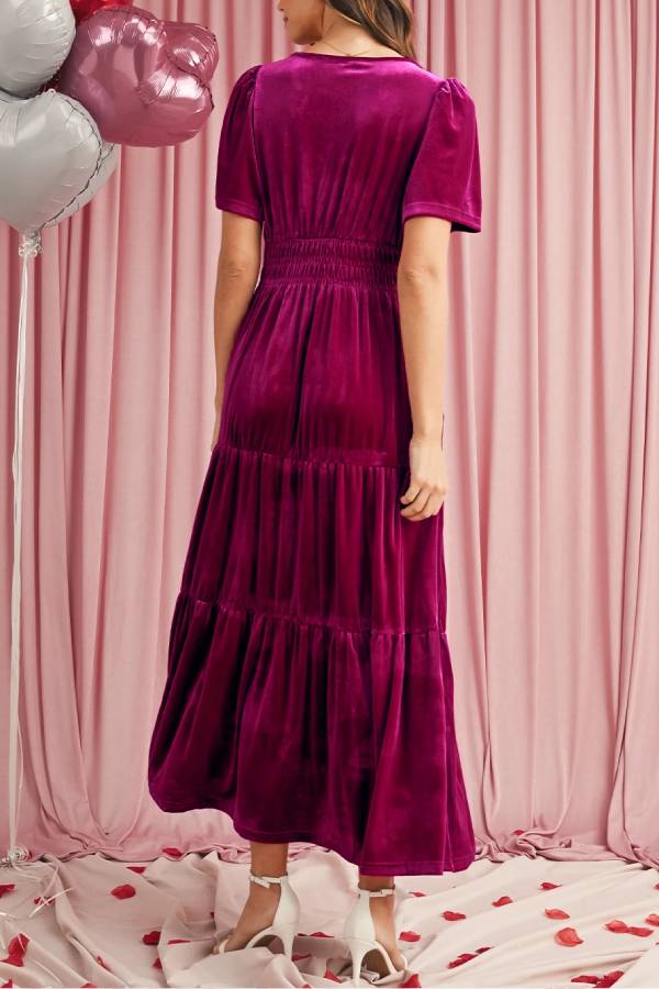 Vestido largo escalonado con cintura fruncida y mangas cortas de terciopelo Red Dahlia