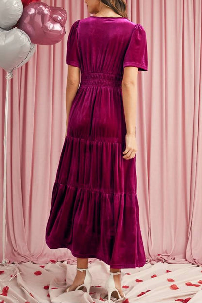 Vestido largo escalonado con cintura fruncida y mangas cortas de terciopelo Red Dahlia