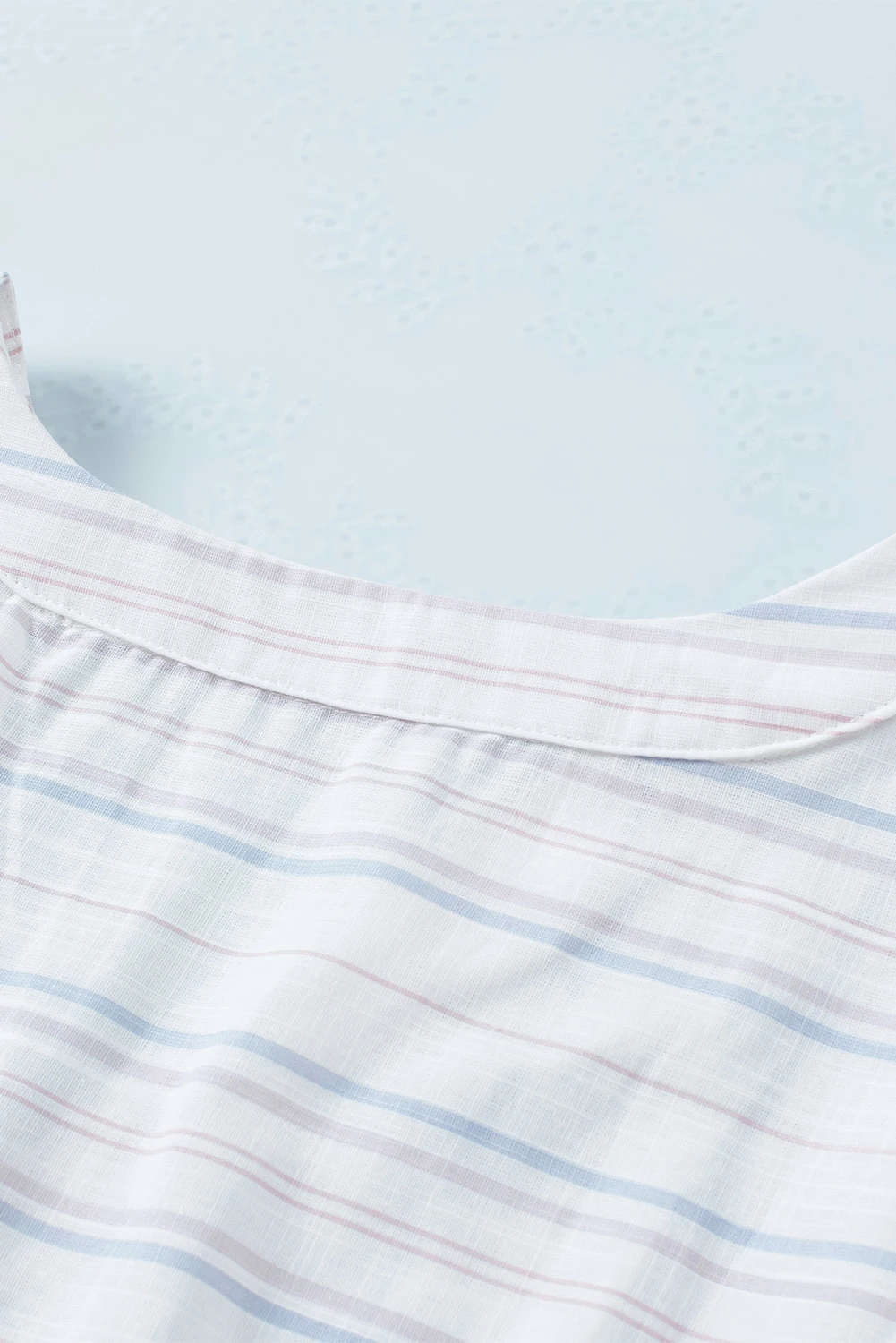Blusa holgada de manga corta con cuello en V y estampado de rayas