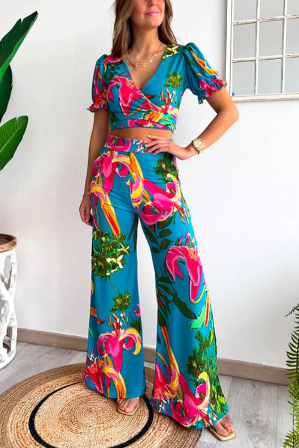 Conjunto de top corto con cuello en V y mangas cortas con estampado floral, cintura elástica y pantalones de pierna ancha 