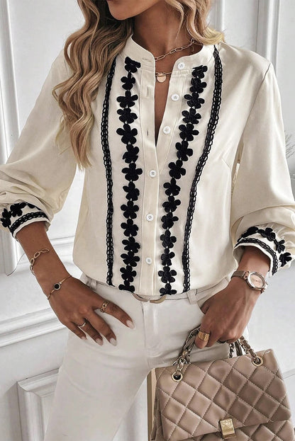 Camisa beige con botones y cuello alto con flores