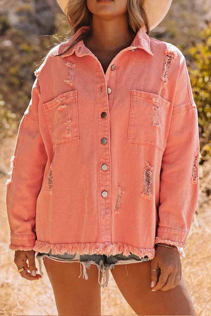 Chaqueta vaquera desgastada con dobladillo sin rematar y bolsillos en el pecho