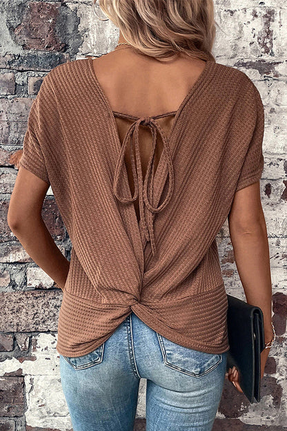 Camiseta informal marrón con espalda torcida y cordón ajustable