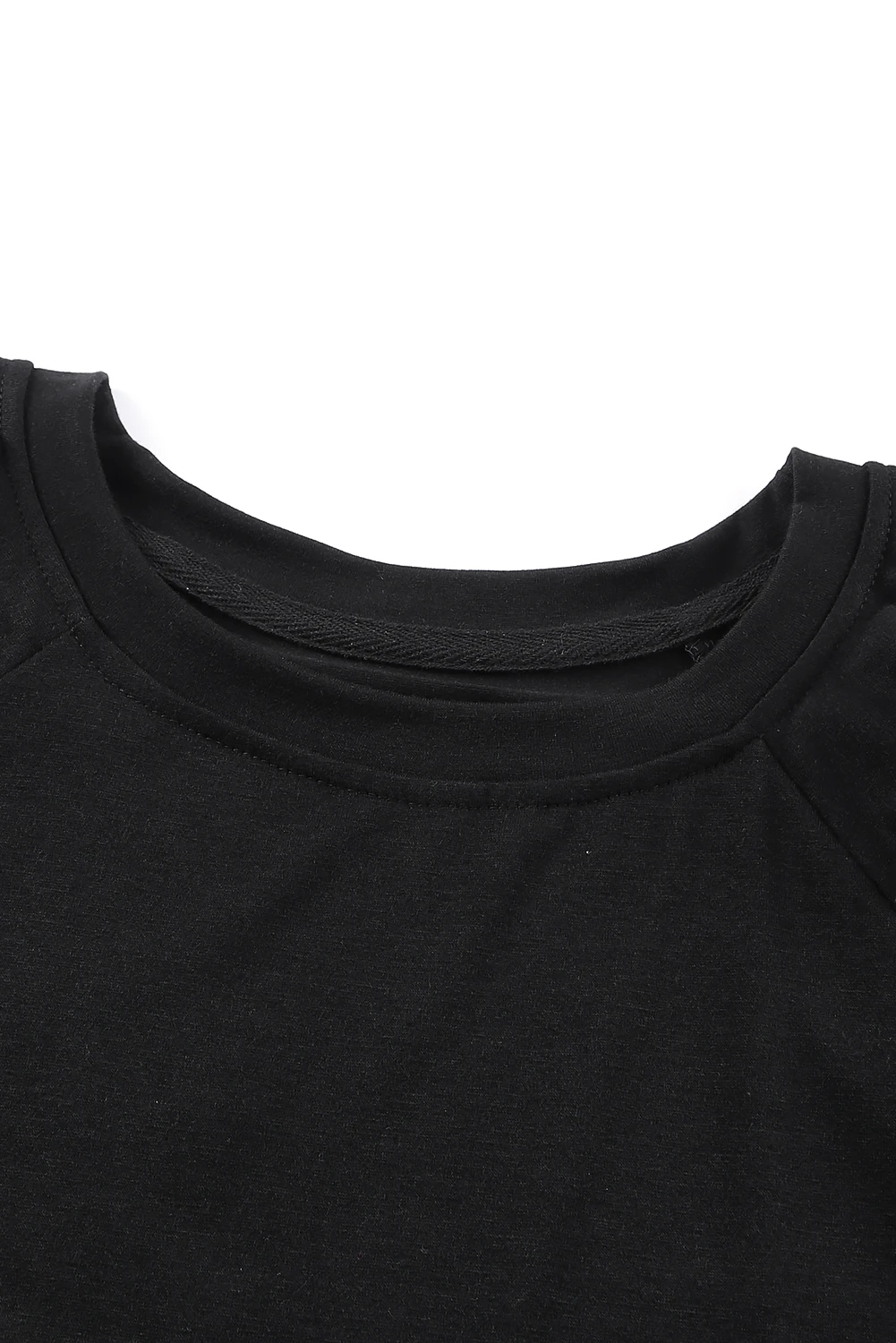 Camiseta negra lisa con volantes escalonados y cuello redondo informal