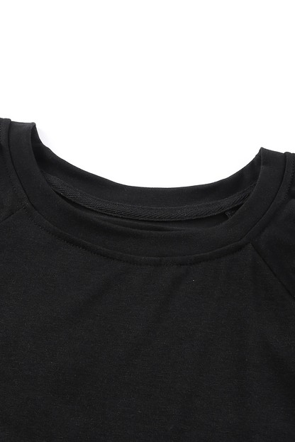 Camiseta negra lisa con volantes escalonados y cuello redondo informal