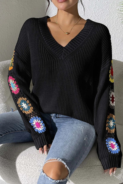 Suéter negro de cuello en V con flores de crochet