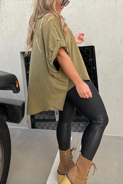 CAMISETA EXTRA GRANDE CON TACHUELAS, MANGA ENROLLADA Y LAVADA