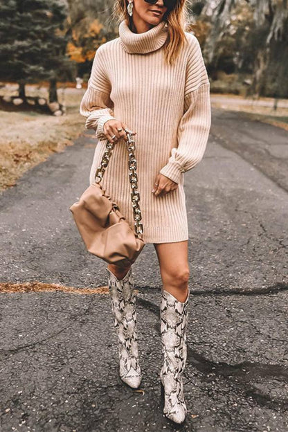 Vestido tipo suéter de punto acanalado con mangas largas y cuello alto
