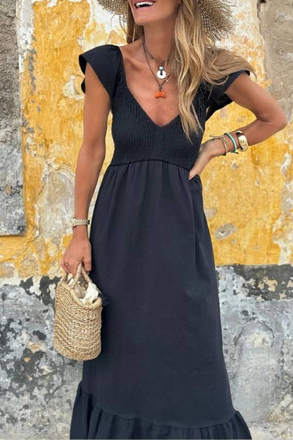 Vestido largo negro con escote en V, mangas acampanadas, corpiño fruncido, cintura alta y volantes