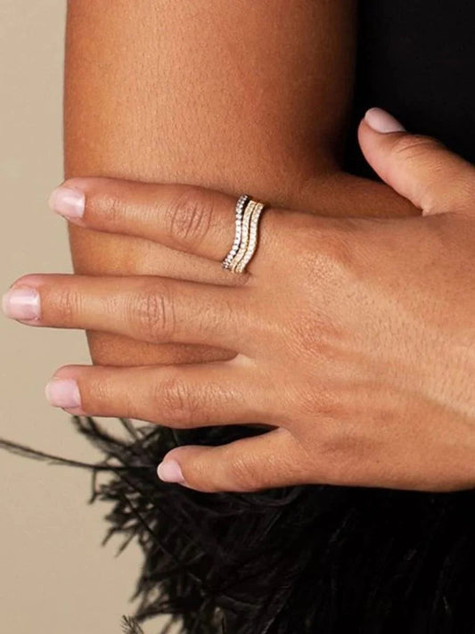 Anillo elegante con línea ondulada y incrustaciones de diamantes 