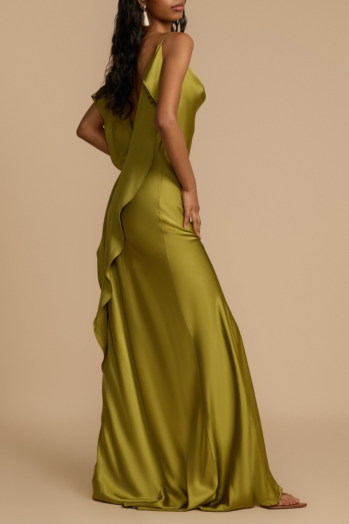 Vestido largo de satén con detalle de volantes y espalda descubierta de Paula 
